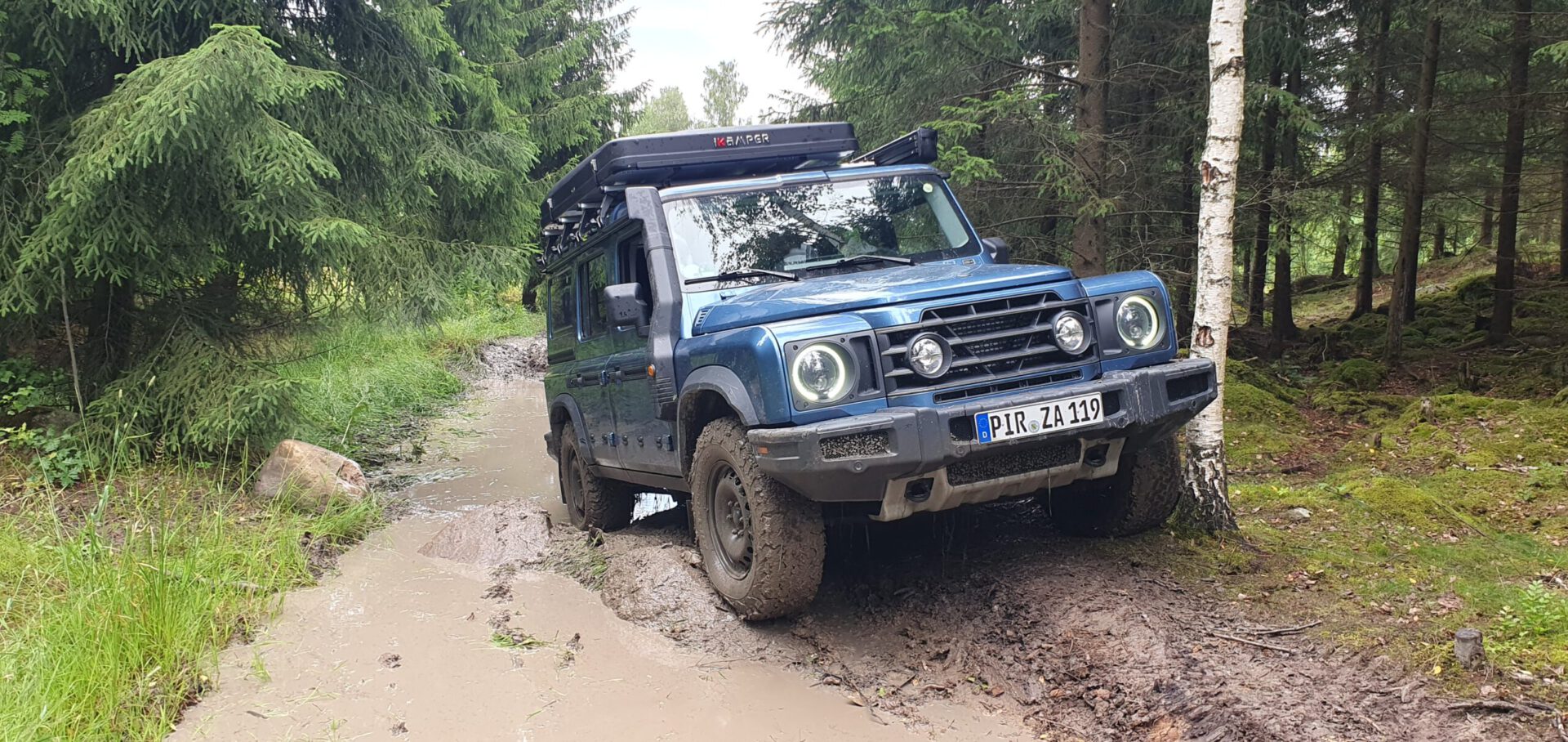 Grenadier 4x4 camper with rooftent